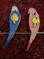 Set VTG Brooch/Pin Hand Painted Clay Parrots, Philippines, 3-1/4”, EUC, Pretty