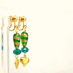 Handmade earrings clip on goldtone and green beads tiny heart
