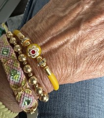 Murano Glass Yellow Daisy Bead Bracelet Yellow Rubber Memory Wire Bangle NEW