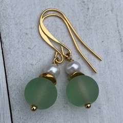 Min Favorit Sea Green Sea Glass, White Button Pearl & Gold Pl Drop Earrings