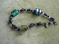 VERY NICE ARTISAN ART GLASS BEADED BRACELET, SHADES OF BLUE & GREEN/ 8 1/2″