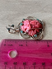 VINTAGE 14K YELLOW GOLD GENUINE CARVED CORAL & GREEN EMERALDS LION PENDANT ITALY