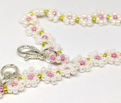 6 1/2-inch Pear White Daisy Bracelet. Handmade by Gabriela H