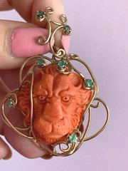 VINTAGE 14K YELLOW GOLD GENUINE CARVED CORAL & GREEN EMERALDS LION PENDANT ITALY