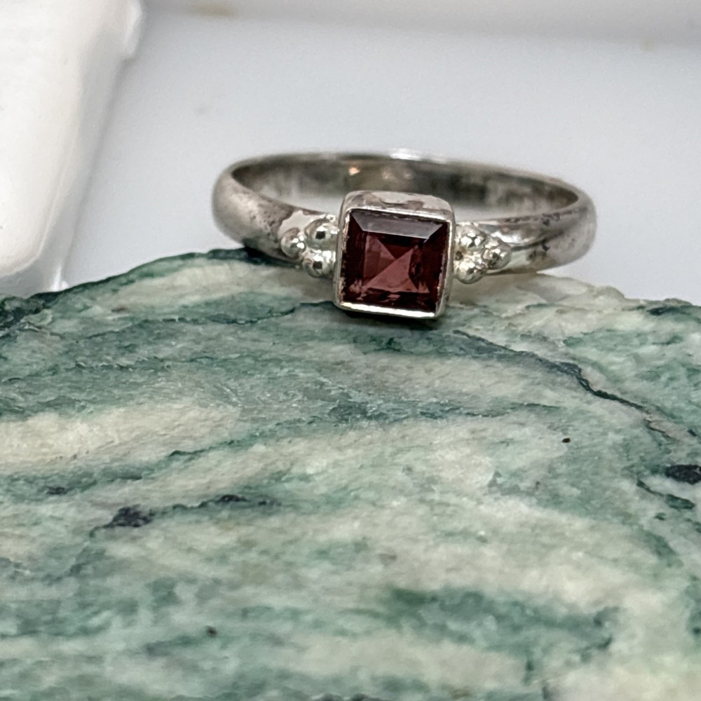 NATURAL GARNET IN STERLING SILVER Bezel Square bead design Ring 8.5 1F
