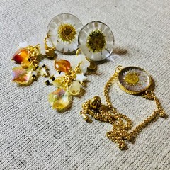 Handmade Jewelry Set with Real Daisy Flowers in Resin | Earrings and bracelet
