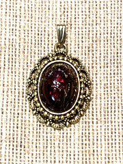 ON SALE* VTG. CARVED GARNET CRYSTAL SCARAB EGYPTIAN REVIVAL PENDANT-18X13MM.g#1