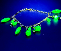 Uranium glass bead blue and green gold washed dangle 8″ bracelet on Rolo chain