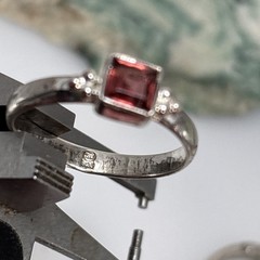 NATURAL GARNET IN STERLING SILVER Bezel Square bead design Ring 8.5 1F