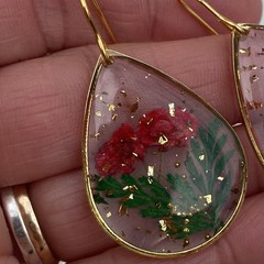 Min Favorit Pressed Red Flowers In Epoxy Pendant & Gold Artisan Drop Earrings