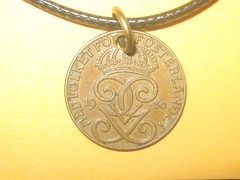 20MM ANTIQUE VINTAGE BRONZE SWEDISH SWEDEN CROWN COIN CHARM PENDANT NECKLACE