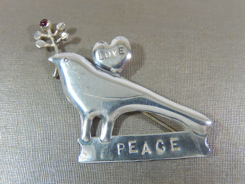 DESIGNER PEGGY JOHNSON STERLING SILVER 2003 PEACE DOVE W GARNET BROOCH PIN USA