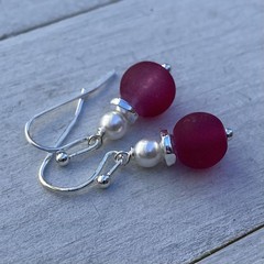 Min Favorit Fuchsia Pink Sea Glass, White Freshwater Pearl & Silver Pl Earrings