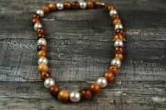 Olive wooden necklace – white pearls
