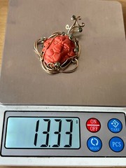 VINTAGE 14K YELLOW GOLD GENUINE CARVED CORAL & GREEN EMERALDS LION PENDANT ITALY