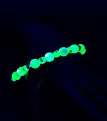 Uranium Czech swirled and green glass bead 10″ stretch bracelet. Great Glow!