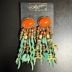 VINTAGE CHIPITA RESIN BEAD EMBROIDERED EARRINGS «Southwest Vibe» Clip 1″x3″ NOS