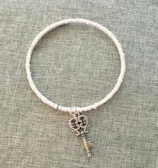 Handmade Seed Bead Memory Wire Bracelet Bangle White Silver Key Dangle Charm New