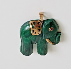 Vintage 14k Yellow Gold Natural Carved Malachite Lucky Elephant Pendant 12gr.