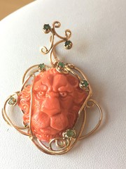 VINTAGE 14K YELLOW GOLD GENUINE CARVED CORAL & GREEN EMERALDS LION PENDANT ITALY