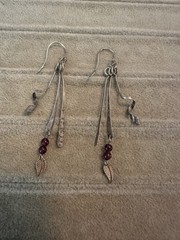 Vtg artisan 925 Sterling silver Garnett bead/leaf dangle earrings