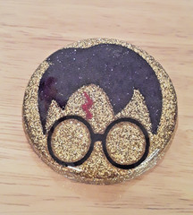 Handmade 2″ Round Harry Potter Face Glitter Resin Brooch Pin w/ Lightning Scar