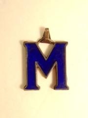 older large blue enameld «M» pendnat in silver plated setting