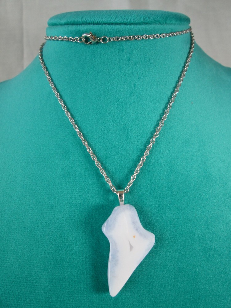 Gray & White Tone Agate Pendant Necklace 24″ Silver Plated Twisted Rope Chain