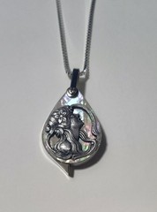 Magnifying Glass Victorian Art Nouveau Lady Face Mother of Pearl Loupe Pendant