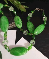 Gorgeous GREENS! Oval Serpentine Stone Pendant, Glass and Jadeite 23″ Necklace!