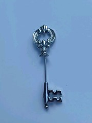 Vintage Signed Avon Silvertoned Skeleton Key Stick Pin Brooch Costume Jewelry