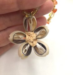 Cowry Shell Necklace Floral Design Quartz Chip 19.5″