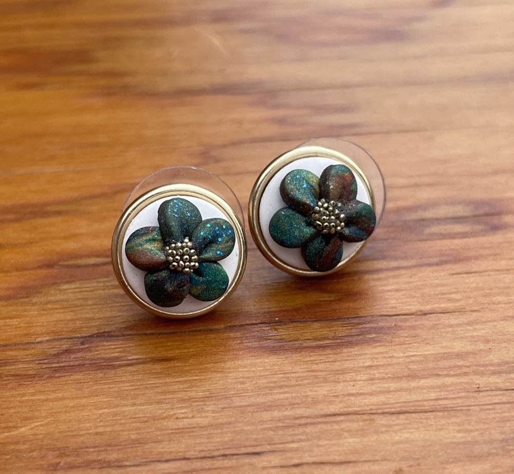 Beautiful Fashion Earrings Pierced Polymer Clay Flowers EUC Green & White