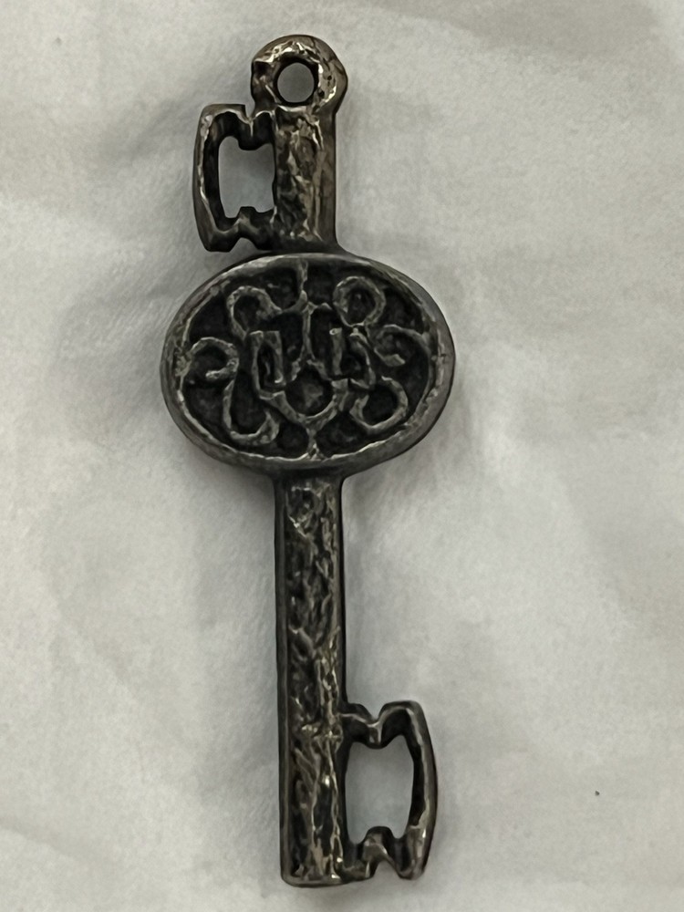Handcrafted Cast Metal Key Pendant – Double‑Sided Ornate Antique Style Talisman