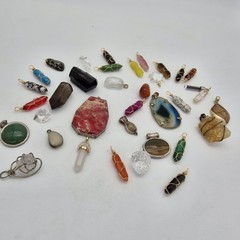 Lot 35 Real Stones & Pendants – Quartz, Amethyst, Jasper, Malachite, Garnet