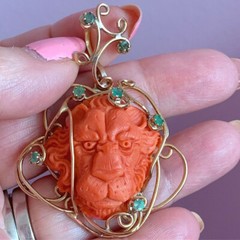 VINTAGE 14K YELLOW GOLD GENUINE CARVED CORAL & GREEN EMERALDS LION PENDANT ITALY