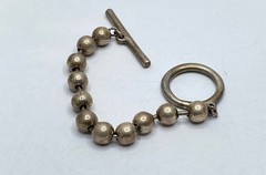Uno de 50 Silver Tone Artisanal Ball Bead Toggle Bracelet 8″ Spanish Jewelry