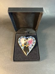 P Buckley Moss Society 2000 Porcelain Heart Pin Brooch With Box “Story Of Love”