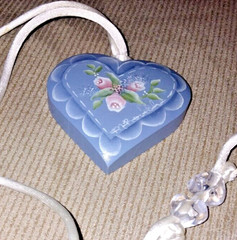 VINTAGE HAND MADE FOLK ART WOOD HEART PENDANT HAND PAINTED NECKACE SATIN ROPE