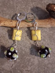 UNIQUE YELLOW HOWLITE/DARK PURPLE LAMPWORK BEAD/SILVER ACCENT WIRE LOOP EARRINGS