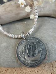 Vintage 1945 UK England Half Penny Ship Coin Pendant Shell Beaded Necklace #251