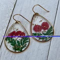 Min Favorit Pressed Red Flowers In Epoxy Pendant & Gold Artisan Drop Earrings