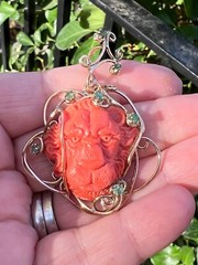 VINTAGE 14K YELLOW GOLD GENUINE CARVED CORAL & GREEN EMERALDS LION PENDANT ITALY