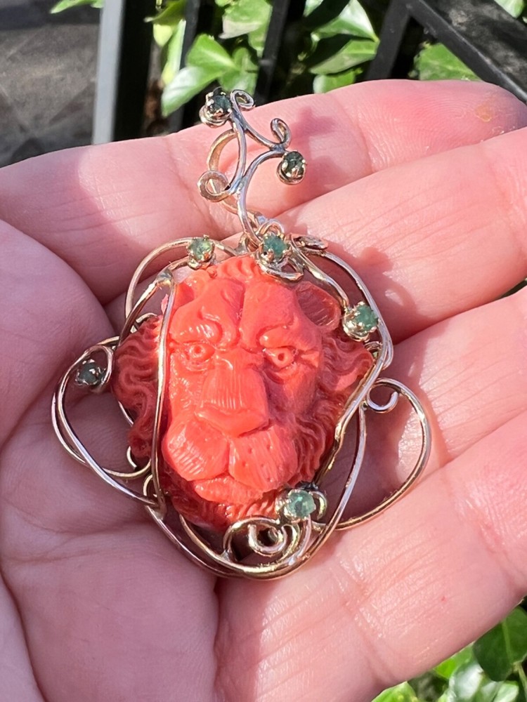VINTAGE 14K YELLOW GOLD GENUINE CARVED CORAL & GREEN EMERALDS LION PENDANT ITALY