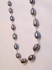 NWT Peyote Bird Iridescent Silver/Gray Freshwater Pearls Yarn Necklace 16.5″