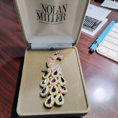 NOLAN MILLER ~ PEACOCK MULTI-COLORED RHINESTONES PIN/BROOCH ~ BOX (j)
