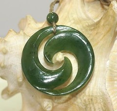 35MM MASTER CARVED NATURAL GREEN NEPHRITE JADE MAORI DOUBLE KORU ROUND NECKLACE