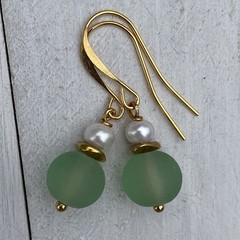 Min Favorit Sea Green Sea Glass, White Button Pearl & Gold Pl Drop Earrings