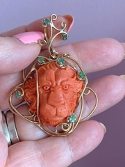 VINTAGE 14K YELLOW GOLD GENUINE CARVED CORAL & GREEN EMERALDS LION PENDANT ITALY