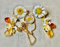 Handmade Jewelry Set with Real Daisy Flowers in Resin | Earrings and bracelet
